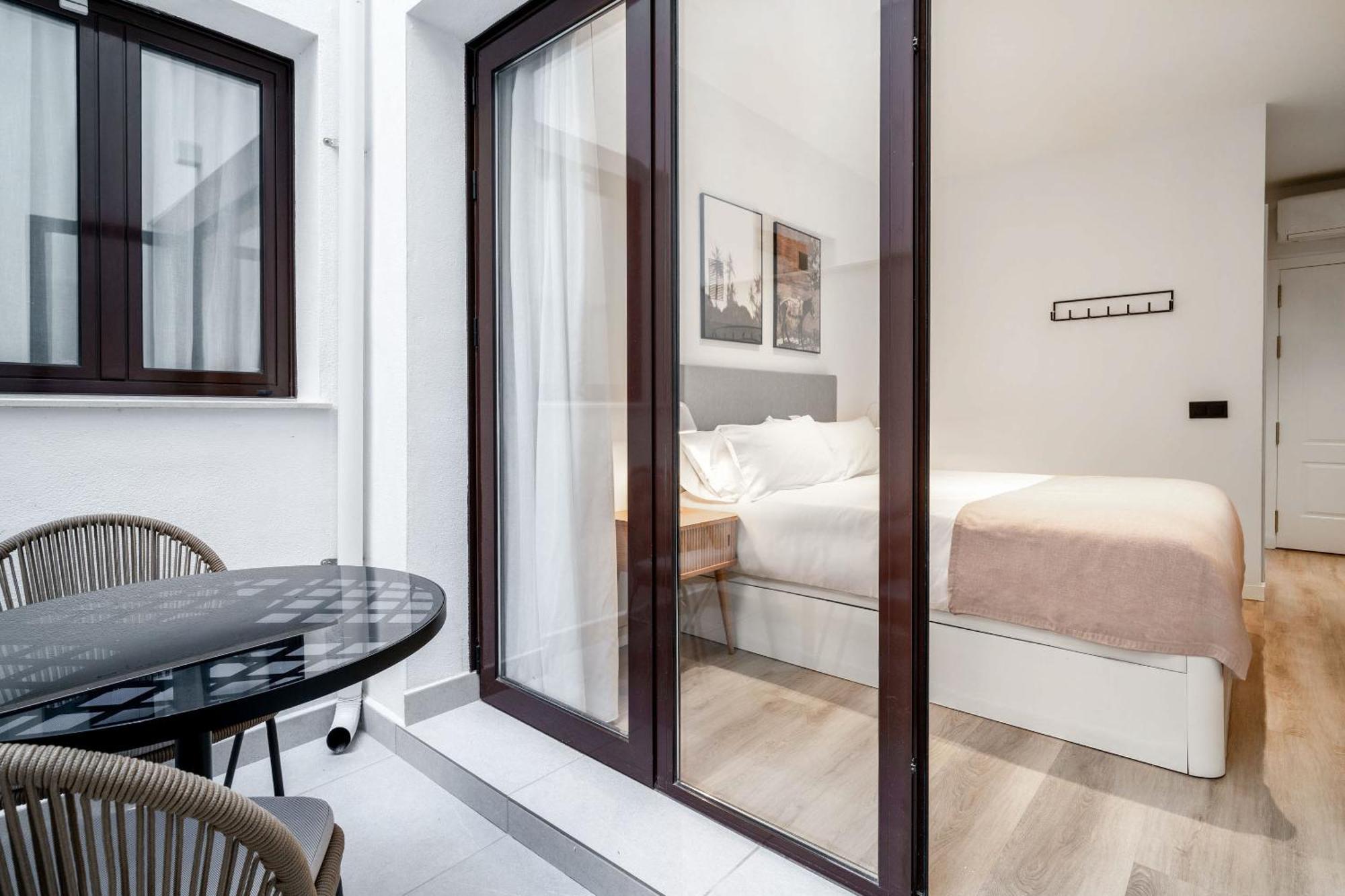 Limehome Malaga Calle Victoria Buitenkant foto